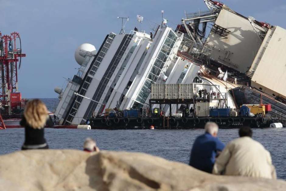 Navio Costa Concordia chega ao seu destino final