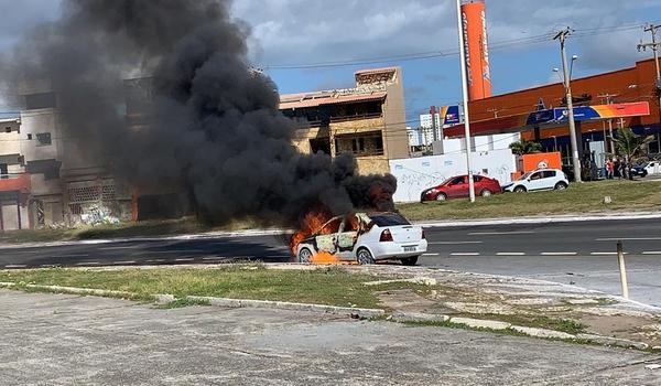 Vídeo: carro pega fogo na Avenida Octávio Mangabeira e posto de combustíveis é interditado