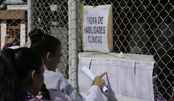 Mais de 15 mil médicos formados fora do Brasil participam do Revalida neste domingo 