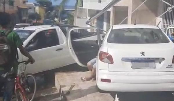 Vídeo: mulher fica ferida após colisão entre dois carros na Ladeira do Abaeté, em Salvador 