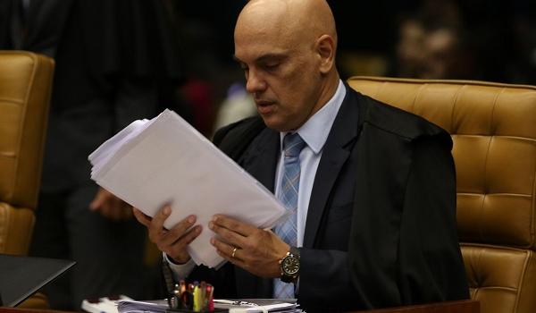 Alexandre de Moraes nega pedido da AGU para concluir inquérito que apura suposta interferência de Bolsonaro na PF