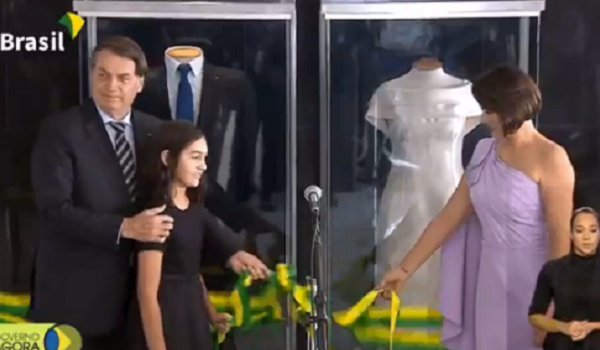 Bolsonaro faz evento para expor roupas que ele e Michelle usaram na posse; veja