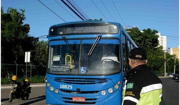 Bolsonaro veta socorro de até R$ 4 bi para setor de transporte público que era cobrado pelo prefeito ACM Neto