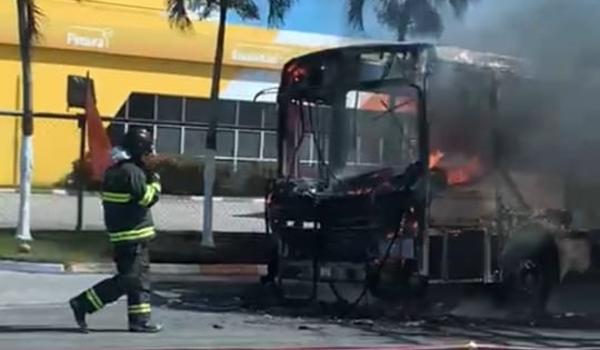 Vídeo: ônibus pega fogo e causa congestionamento na Estrada do Coco; bombeiros foram acionados