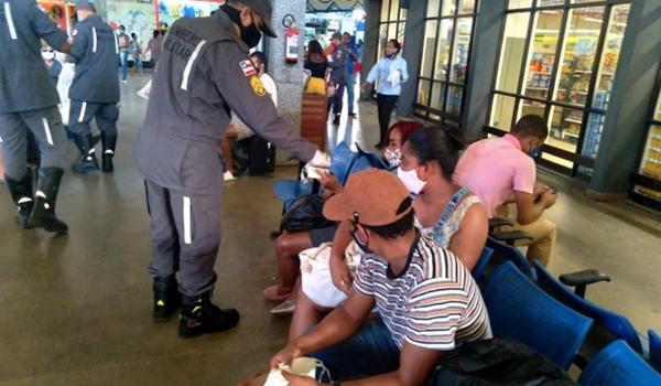 Bombeiros distribuem 4 mil máscaras de proteção contra a Covid-19 no Terminal Rodoviário de Salvador