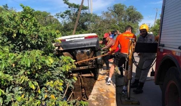 Seis crianças e um adulto morrem após carro cair em rio; duas pessoas foram resgatadas 