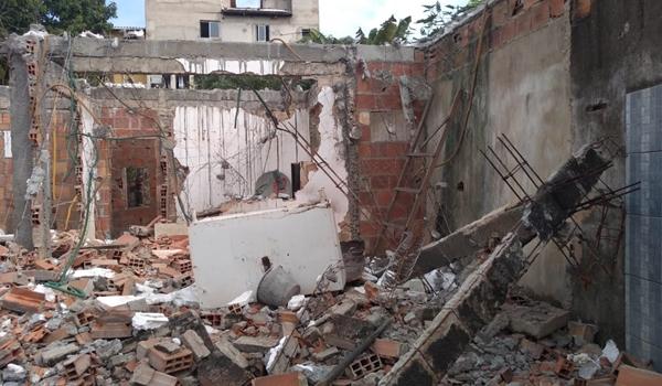 Homem morre após laje de casa desabar em Lauro de Freitas; corpo ficou preso nos escombros