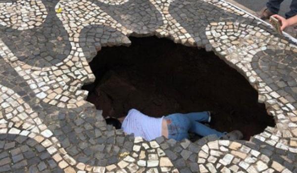 Vídeo: buraco se abre em calçada enquanto pedestre passava, em Uberlândia