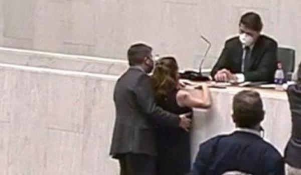 Deputado é flagrado assediando colega dentro da Assembleia e pede desculpas após investigação ser aberta 