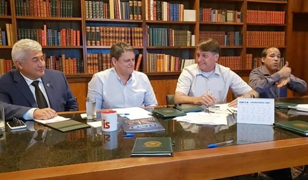 Bolsonaro acusa Maia de travar votação do 13º para o Bolsa Família; "deixou caducar" 