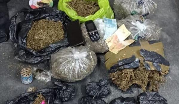 PM apreende drogas e prende seis suspeitos de venderem entorpecentes em Feira de Santana