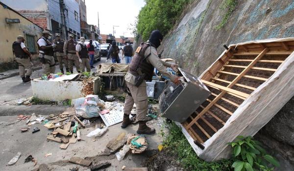 PM encontra barricadas com geladeiras e sofás durante megaoperação no bairro de Pirajá 