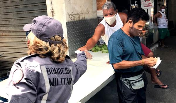 Mais de duas mil máscaras de proteção são distribuídas pelos Bombeiros no Mercado das Sete Portas