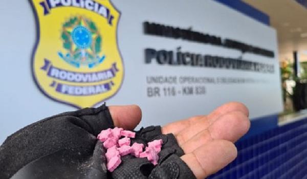 Passageiro de ônibus é flagrado com 14 mil comprimidos de ecstasy na BR-116; suspeito alegou dívida com o tráfico