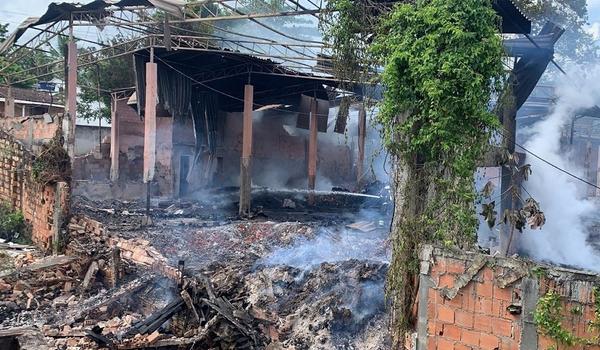 Fogo destrói fábrica de paletes de madeira em Simões Filho; não há registro de feridos