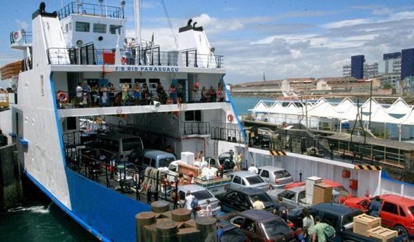 Saída de Salvador: embarque no ferry é intenso, mas fluxo nas lanchinhas está tranquilo  nesta véspera de Natal