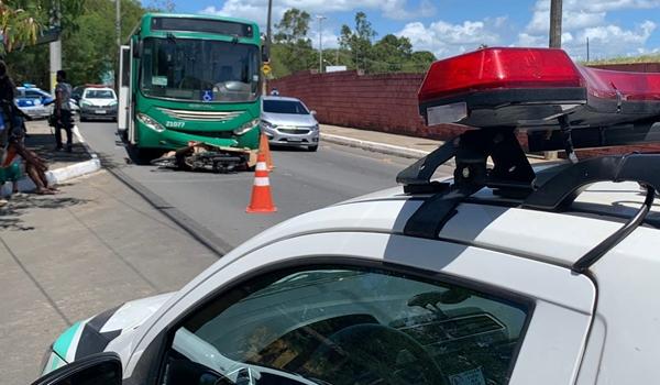 Motociclista morre a caminho do trabalho após colidir com ônibus no bairro de Canabrava