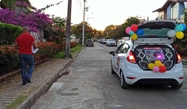 Com carro de som, condomínio promove Natal diferente em Salvador; veja vídeo