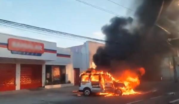 VÍDEO: carro em chamas provoca engarrafamento na região de Lauro de Freitas