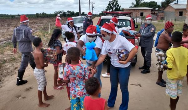 Bombeiros doam presentes e confraternizam Natal com crianças em Teixeira de Freitas