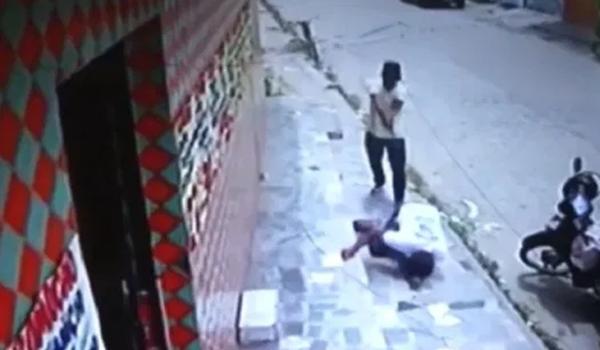 Homem é executado com tiros na cabeça na porta do açougue onde trabalhava; vídeo mostra momento do crime 