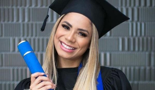 Lexa exibe diploma superior após se formar em marketing; "eu posso, eu quero e eu consigo"