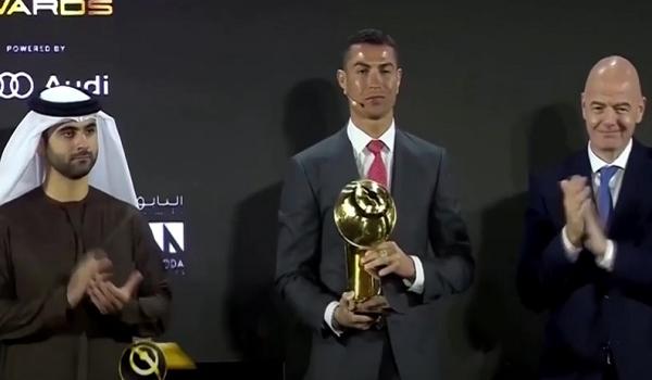 Cristiano Ronaldo é eleito melhor jogador do século em premiação nos Emirados Árabes