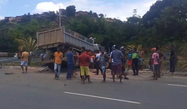 Acidente deixa um ferido e trânsito complicado na Avenida 29 de Março