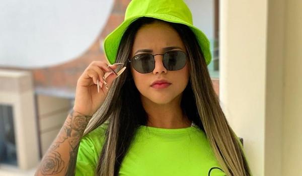 Influencer ministra curso de beijo grego ao vivo em rede social e bomba na internet; famosos interagem 