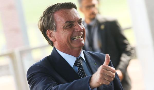 Queda de Bolsonaro após gol durante partida beneficente vira motivo de piadas na internet; confira 