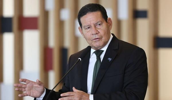 Vice-presidente Hamilton Mourão está sem febre e se recupera bem da Covid-19, diz assessoria