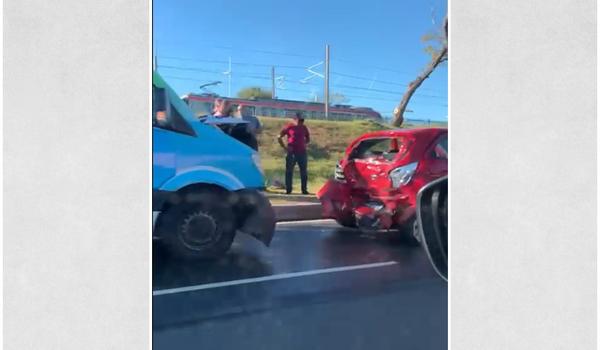 Acidente entre van e carro de passeio deixa trânsito intenso na Avenida Paralela na manhã desta quarta