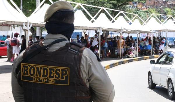 Cambistas são flagrados vendendo bilhetes clandestinos no Ferry Boat, em Salvador 