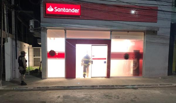 Bombeiros são chamados para conter  fumaça dentro de agência bancária e descobrem que era gelo seco