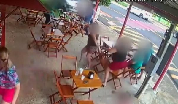 Vídeo: motorista invade pastelaria, atropela clientes e mata pastor de 28 anos