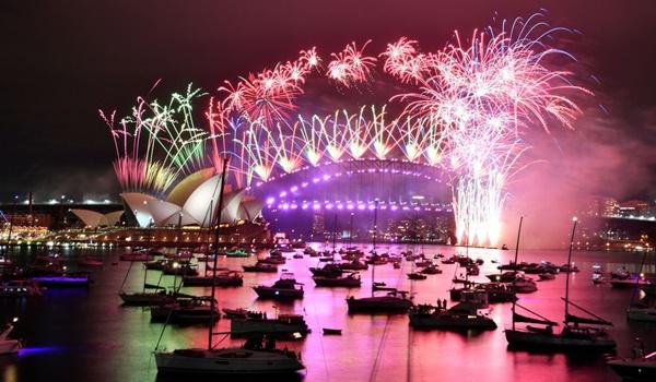 Para comemorar ano novo, fogos de artifício explodem no alto de ruas vazias na Austrália