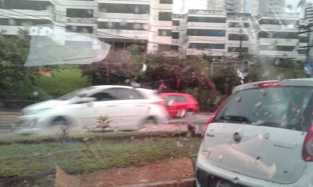 Chuva deixa ruas e avenidas de Salvador alagadas; confira