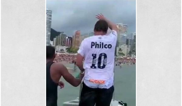 Sem máscara, Bolsonaro nada com banhistas e provoca aglomeração em praia, no litoral de São Paulo