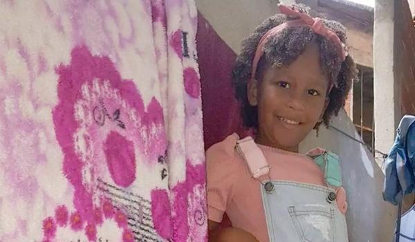 Menina de cinco anos morre após ser atingida por tiro durante queima de fogos; criança estava no quintal de casa 