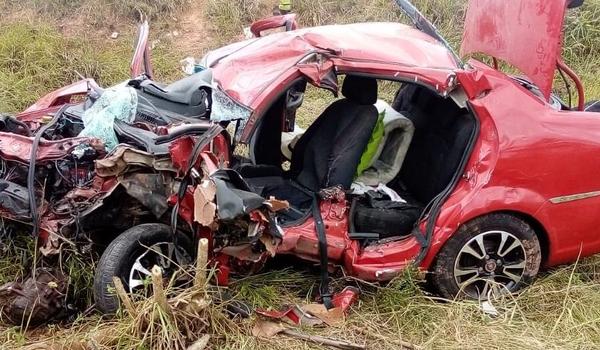 Duas pessoas morrem em acidente de carro em Camaçari; veículos bateram de frente