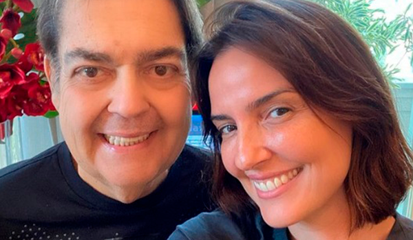 Luciana Cardoso, esposa de Faustão, publica foto ao lado do apresentador e afasta rumores de que ele estaria internado 