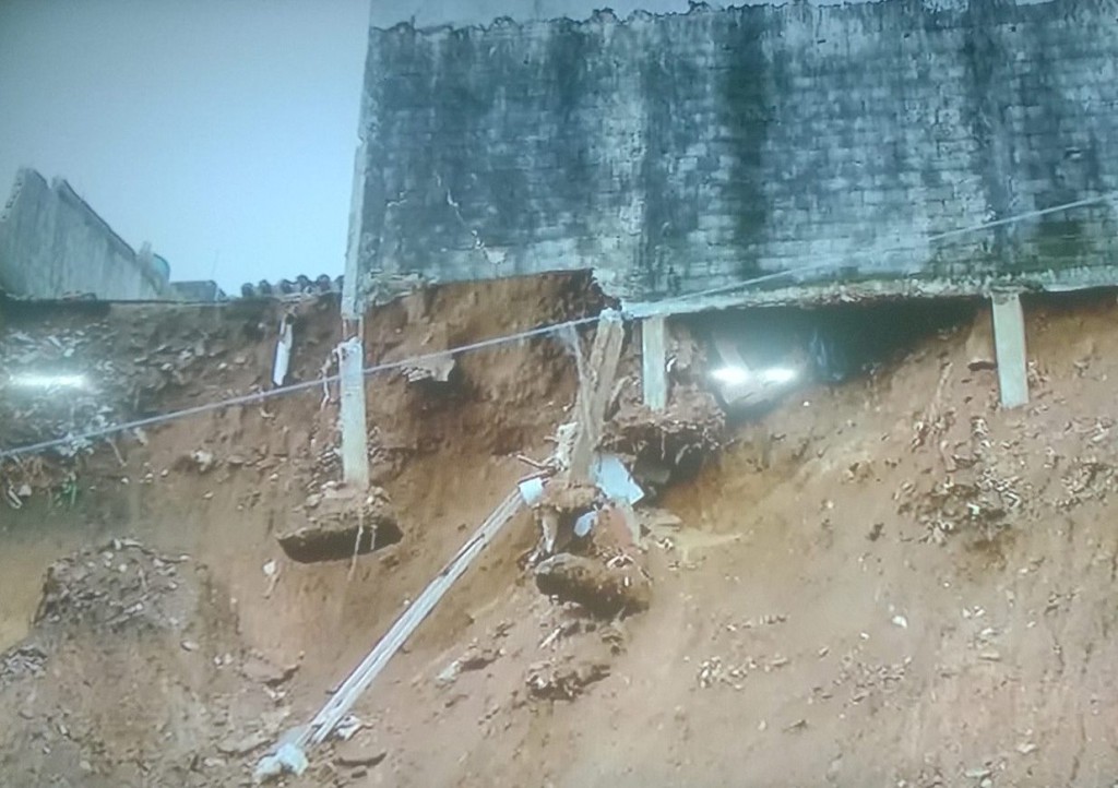 Imóveis ameaçam desabar na San Martin; prédio em encosta é sustentado por apenas uma viga