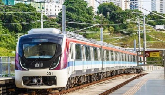 Voluntários fazem escuta ativa e afetiva em estações de metrô; acolhimento é gratuito