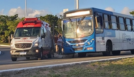 Duas pessoas são baleadas em assalto a ônibus na Av. ACM; suspeito foi morto após cometer o crime