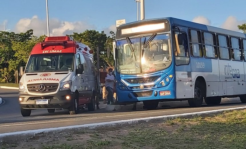 Duas pessoas são baleadas em assalto a ônibus na Av. ACM; suspeito foi morto após cometer o crime