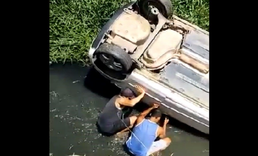 VÍDEO: condutora capota carro, cai em córrego e é salva por populares na Avenida 29 de Março