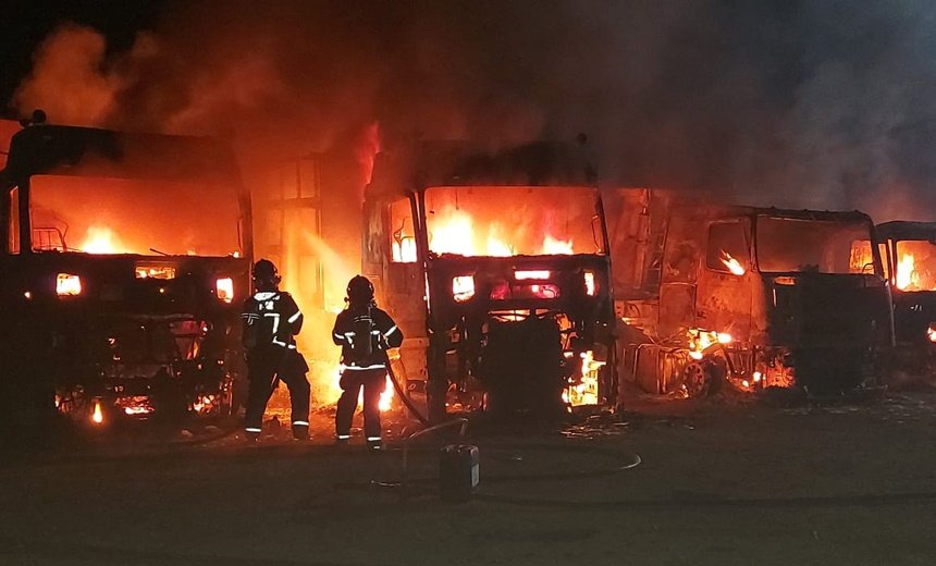 Quatro carretas ficam destruídas após incêndio na Bahia; Bombeiros trabalharam por quase sete horas