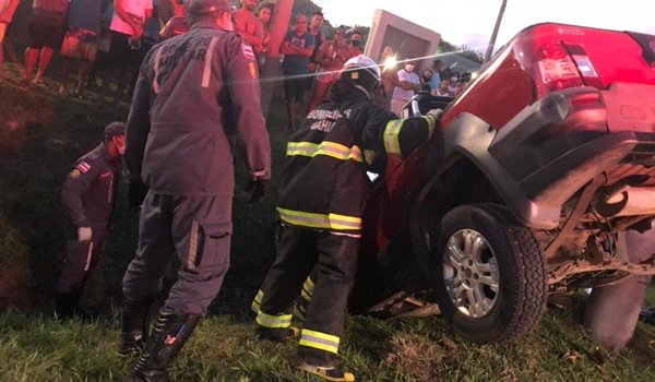 Três pessoas ficam presas em ferragens após capotamento em Ilhéus; vítimas foram retiradas por Bombeiros