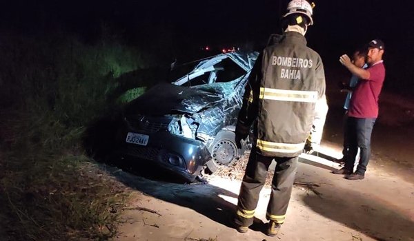 Duas pessoas morrem em acidente de carro na Bahia e outras duas ficam feridas