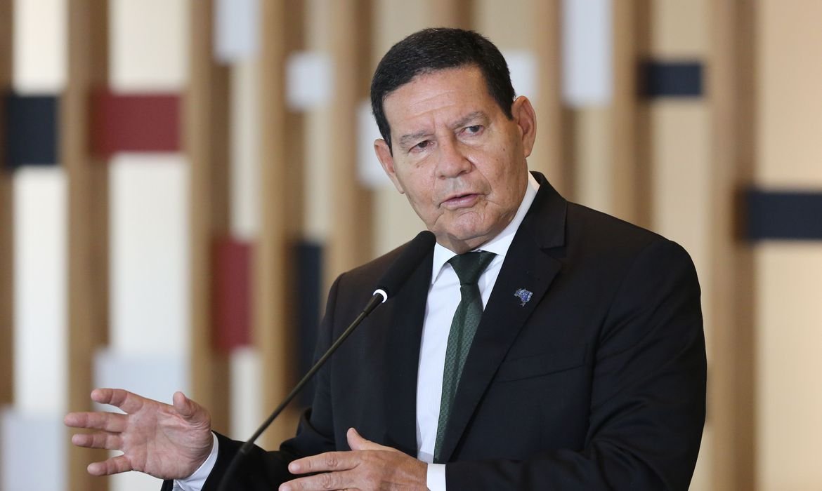 Mourão defende Pazuello e responsabiliza população pela pandemia; “não gosta de respeitar regras”